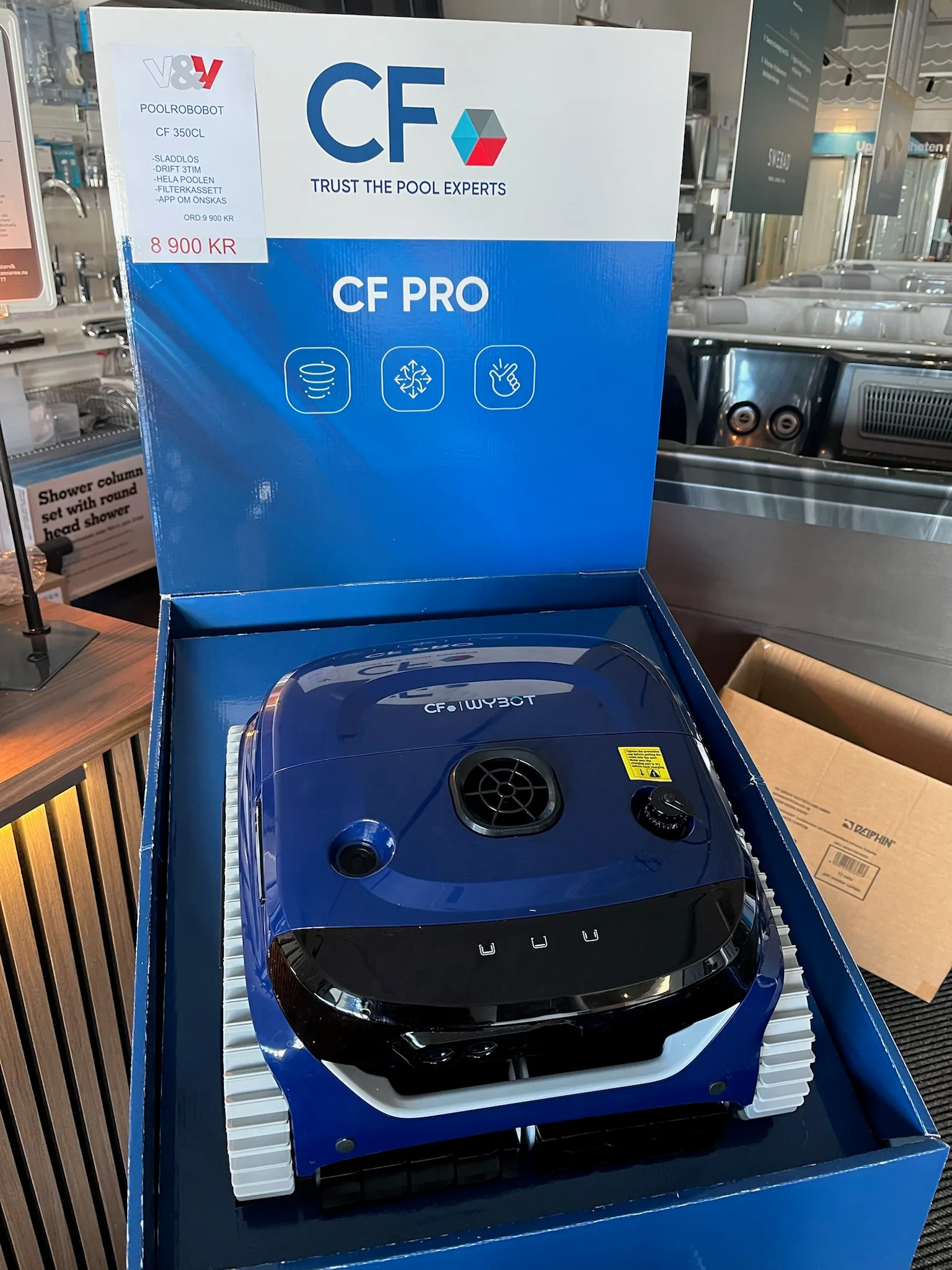 Poolrobot CF 350CL uppställd i sin kartong i Vatten & Värmes showroom.